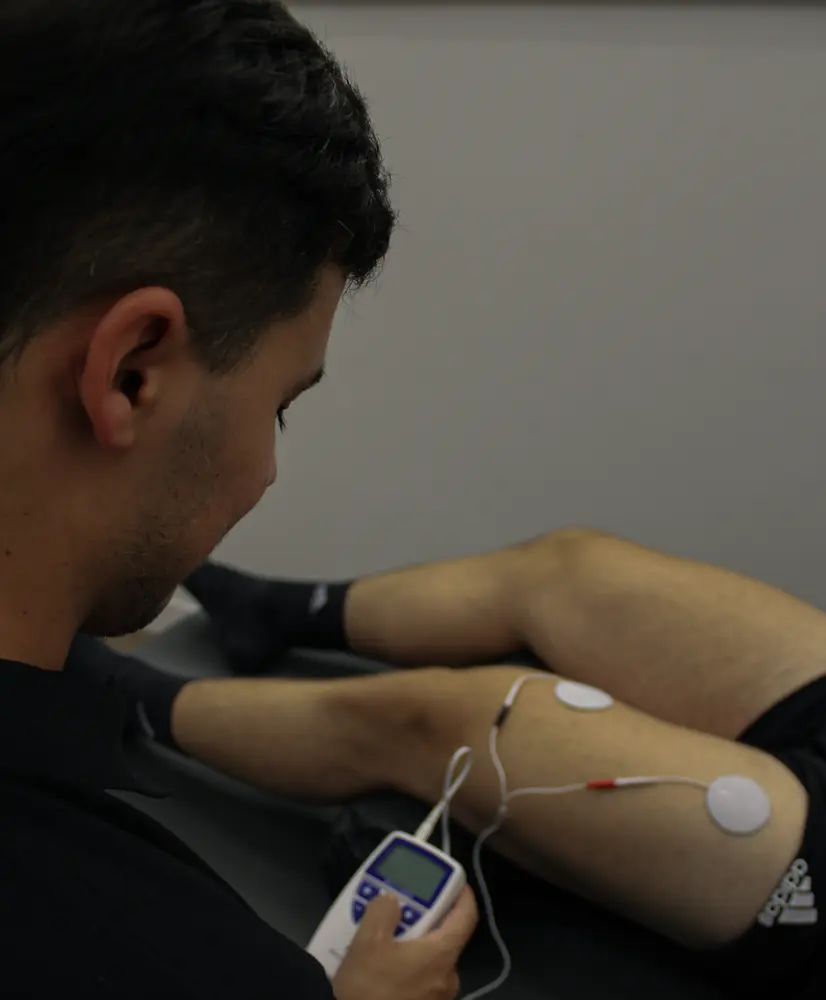 Electroterapia aplicada en el brazo durante una sesión