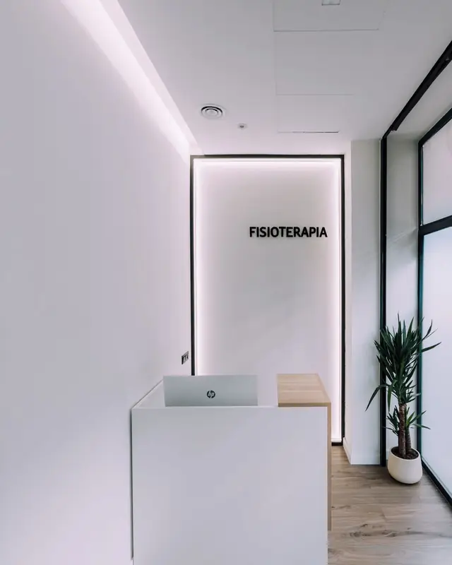 Recepción de Fisioterapia Javier Solana con el rótulo iluminado