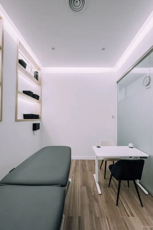 Sala de tratamiento con camilla y mesa de valoración
